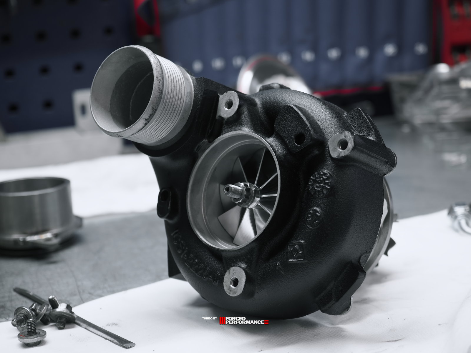 Хорошо сбалансированная и очень мощная конфигурация гибрида на 888 hpr для мотора EA824 4.0 TFSI